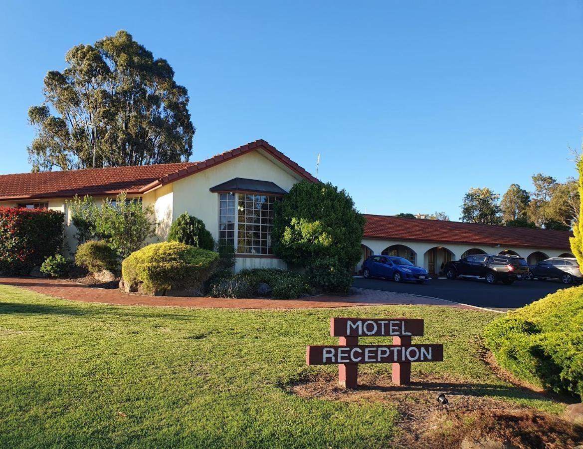 Mcnevins Warwick Motel Exterior photo