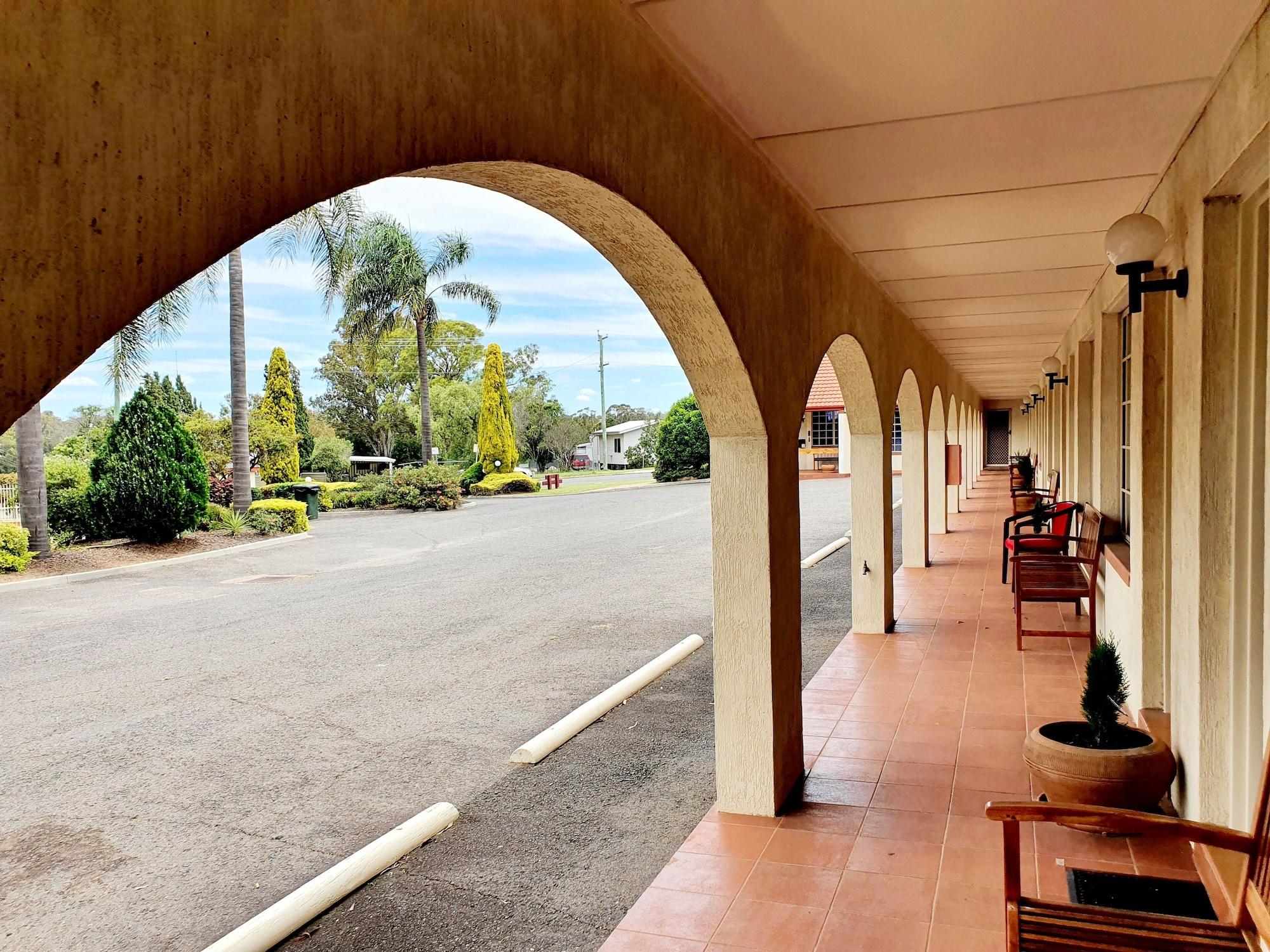 Mcnevins Warwick Motel Exterior photo