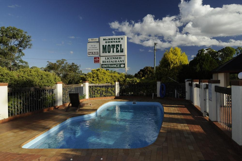 Mcnevins Warwick Motel Exterior photo