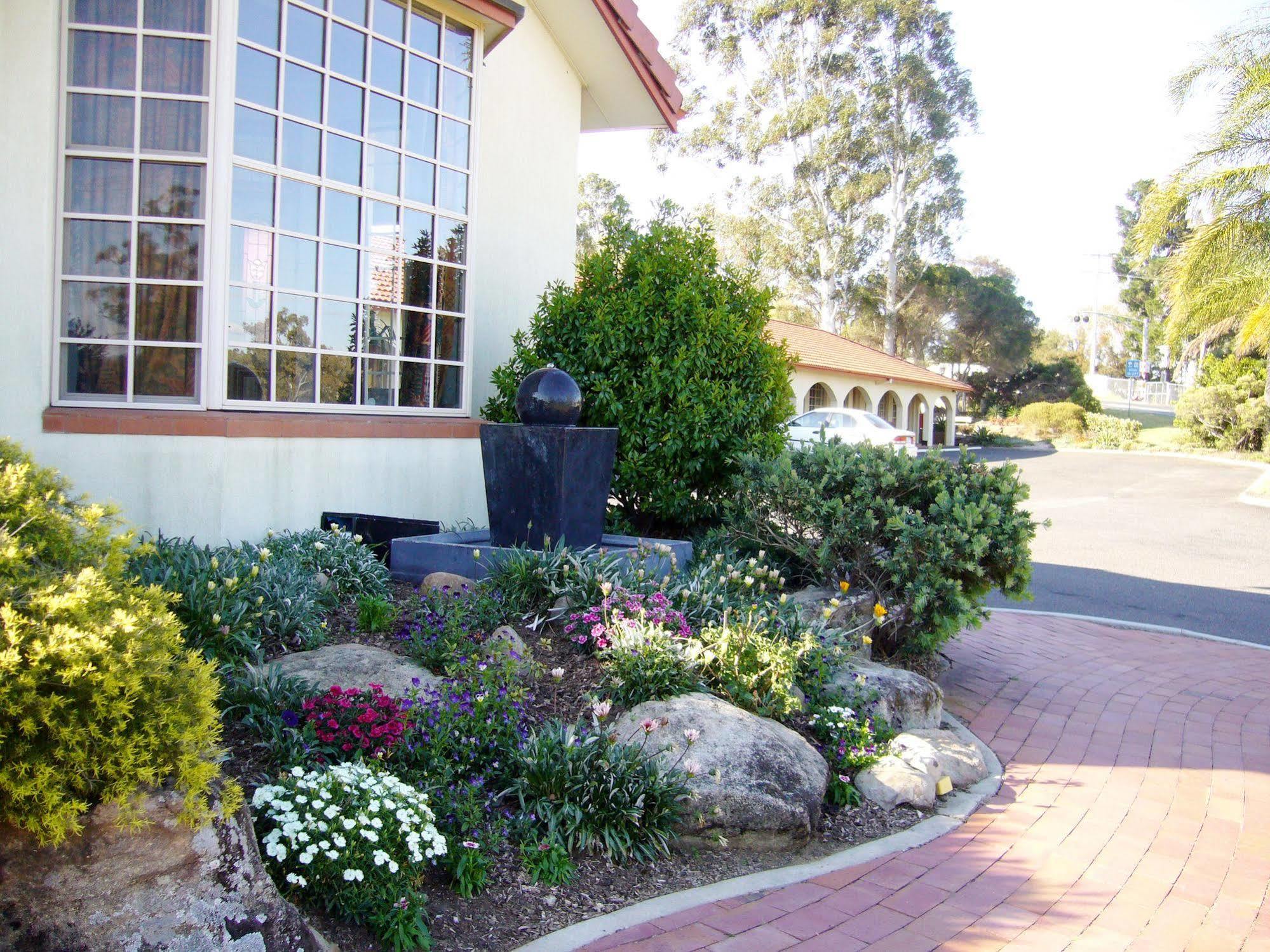 Mcnevins Warwick Motel Exterior photo