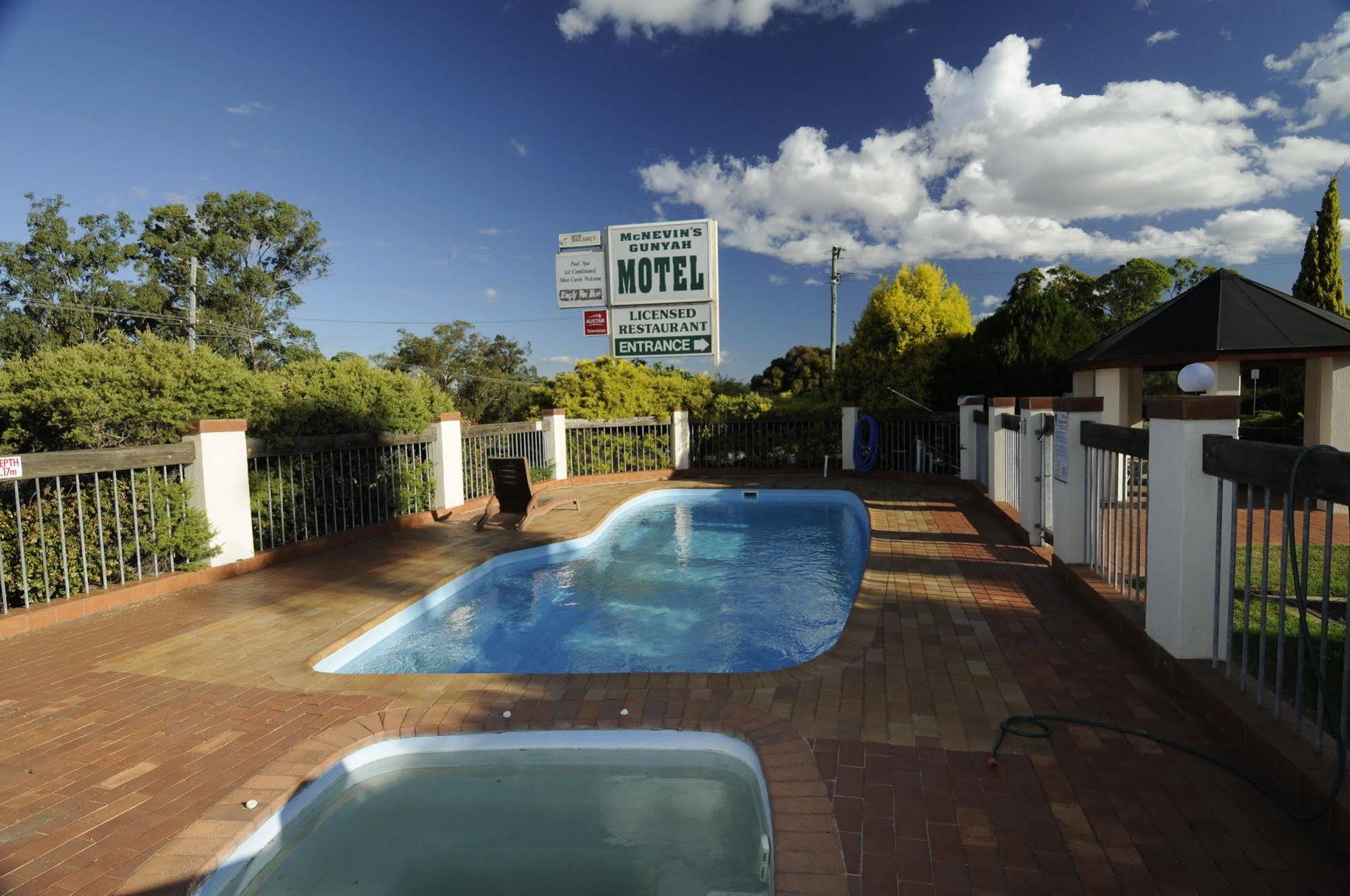 Mcnevins Warwick Motel Exterior photo