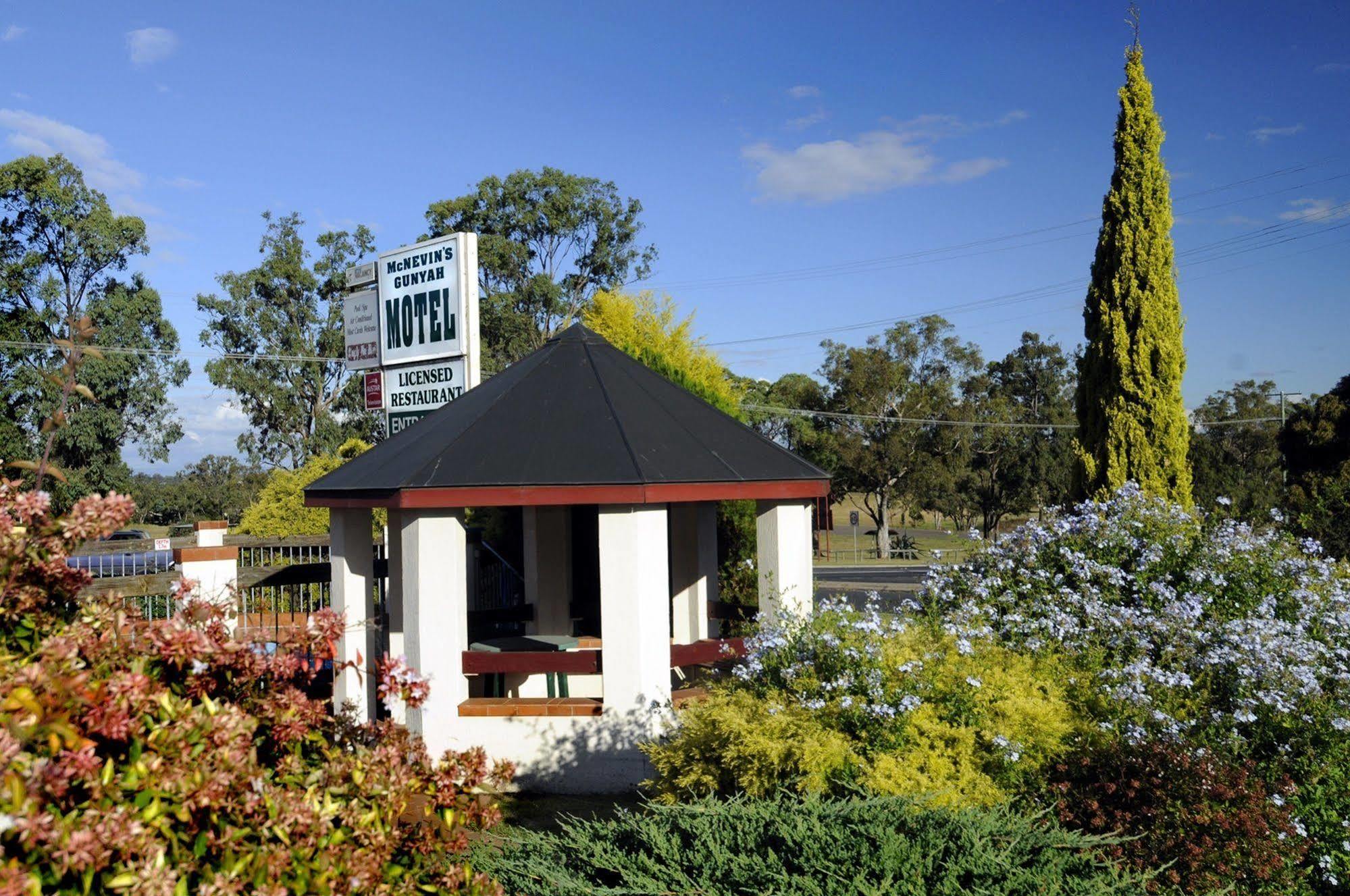 Mcnevins Warwick Motel Exterior photo