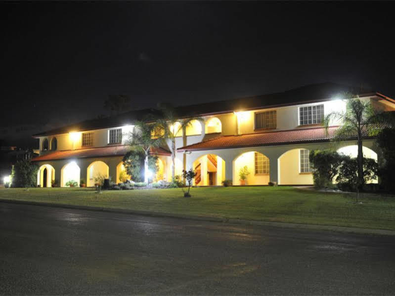 Mcnevins Warwick Motel Exterior photo